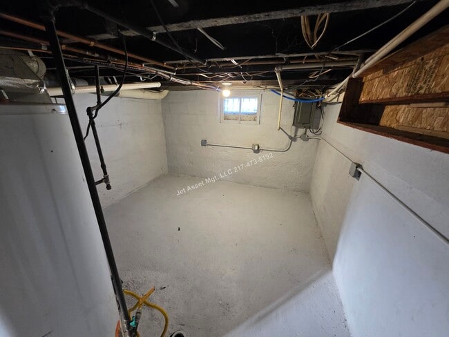 Building Photo - Cute 2 bedroom house with XL 2 car garage!