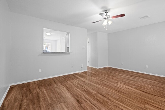 Building Photo - RIVER CROSSING TOWNHOME - 2BD -2.5BA - GREENBELT VIEW - WASHER/DRYER - RESERVED PARKING