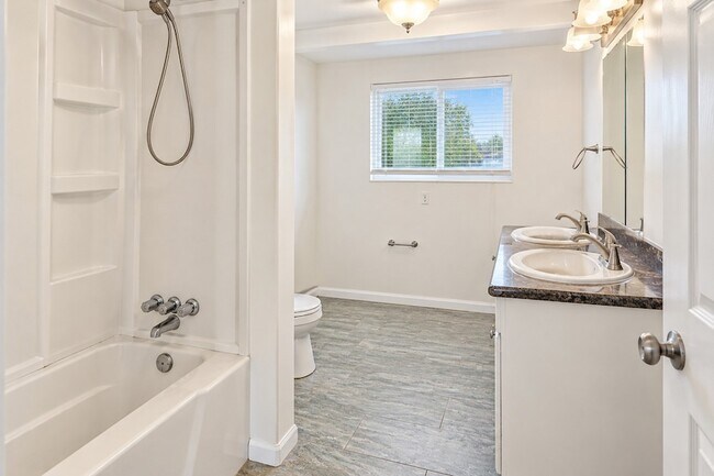 Building Photo - 1805 Bayou Homes Dr