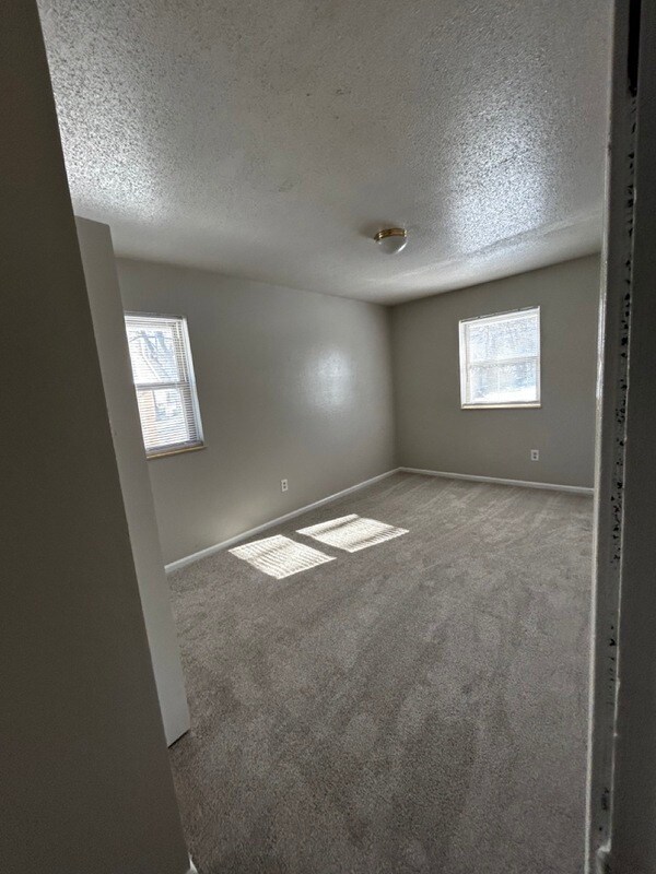 Building Photo - 1415 W Maple Ave