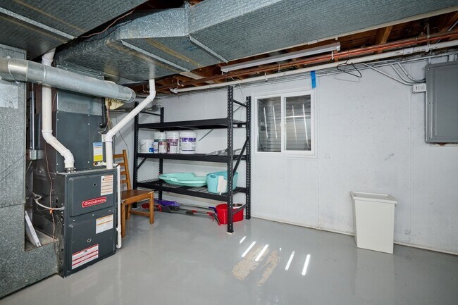 Building Photo - 926 N Boxwood Dr