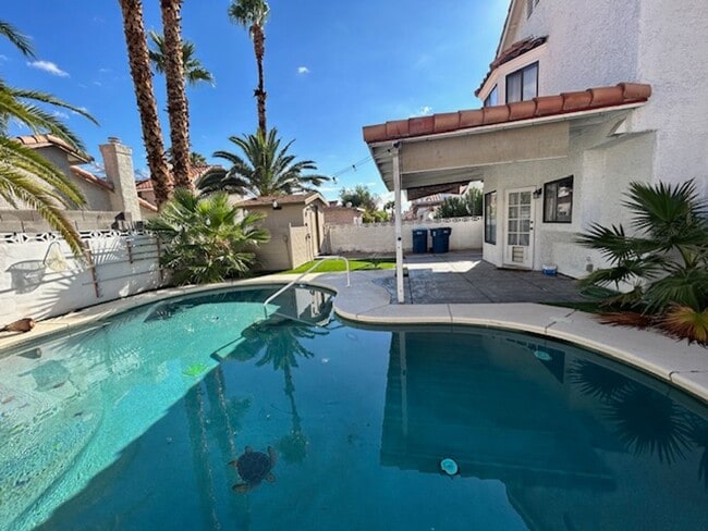 Building Photo - STUNNING 4 BEDROOM 3 BATH, 2 STORY HOME WI...