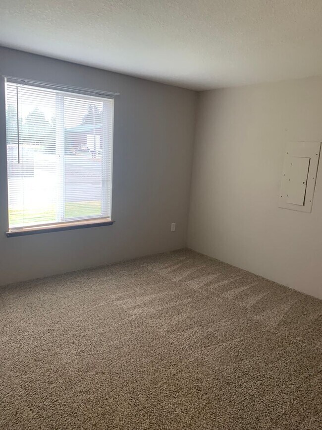 Building Photo - Spacious rambler