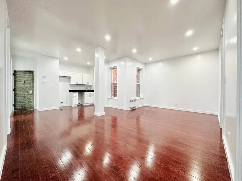 Building Photo - Crown Heights Room, HDTV, 24 min to Manhattan #537
