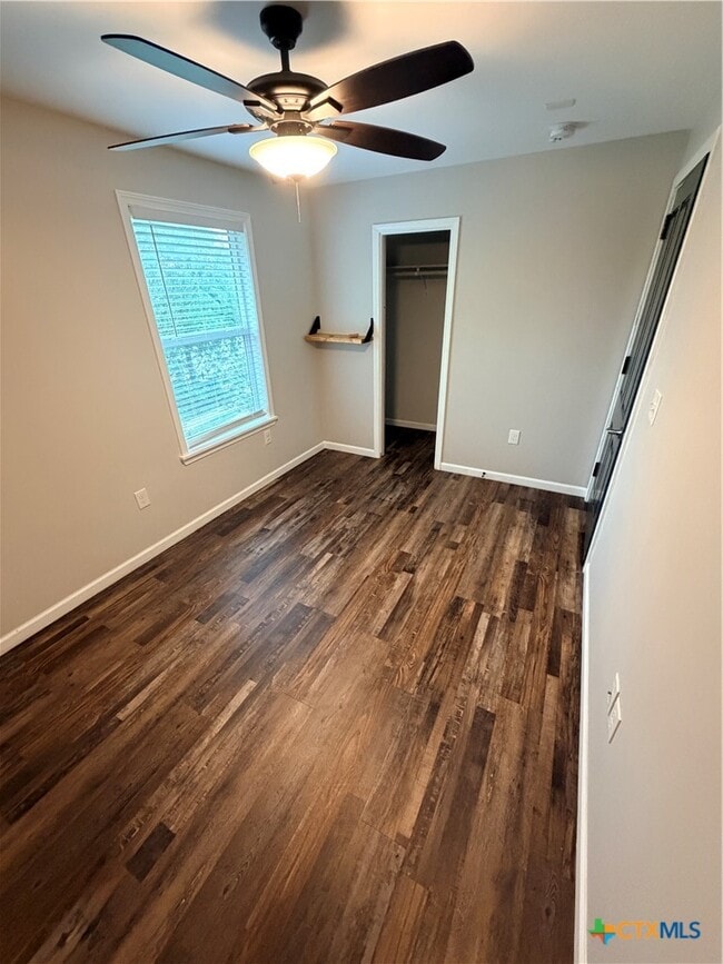 Building Photo - 1537 Post Rd