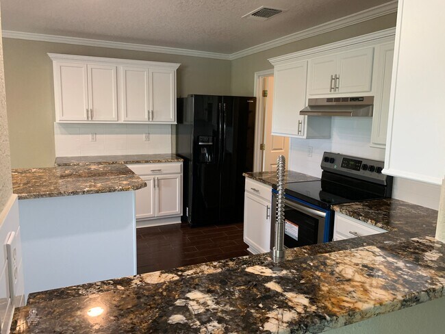 Building Photo - *MOVE IN SPECIAL* Gorgeous Four Bedroom Home with Covered Patio Near Medical Center!!