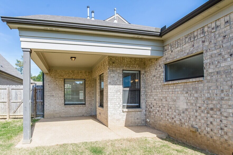 Building Photo - 450 Garden Springs Dr