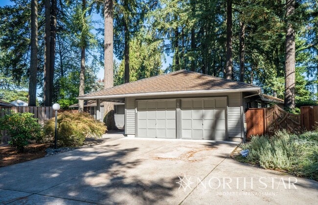 Building Photo - Charming One Level Home In The Four Season...