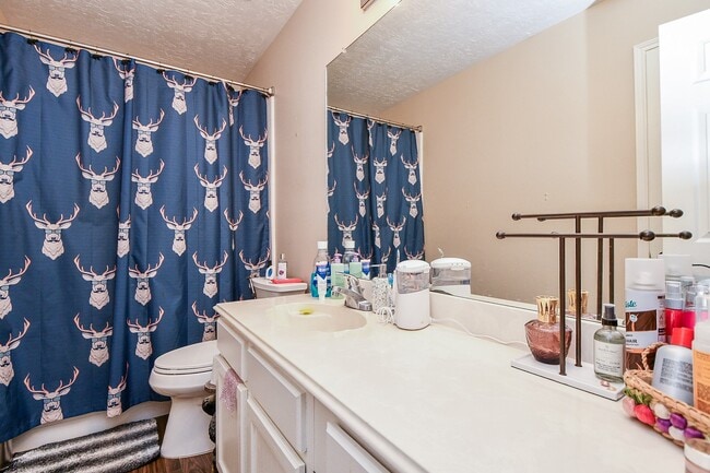 Building Photo - 8323 Lake Crystal Dr