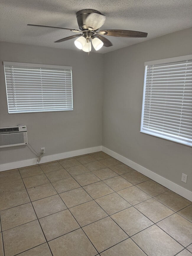 Building Photo - 1331 Holly Heights Dr