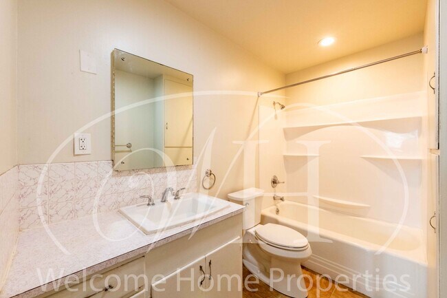 Building Photo - Spacious 4 Bedroom Home with Fireplace and Fenced Yard