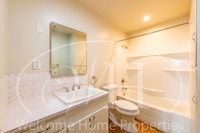 Building Photo - Sprawling 4 bed/2bath Craftsman Home