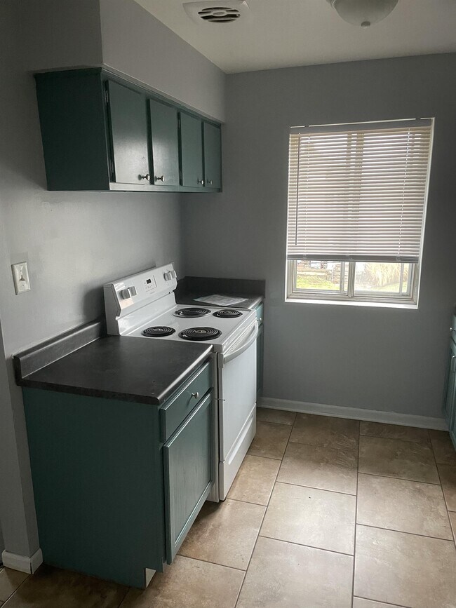 Building Photo - 1303 Chardon Ct
