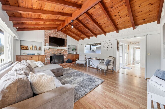 Building Photo - Furnished Balboa Peninsula Point Cottage Home | Available November 1st – April 30th