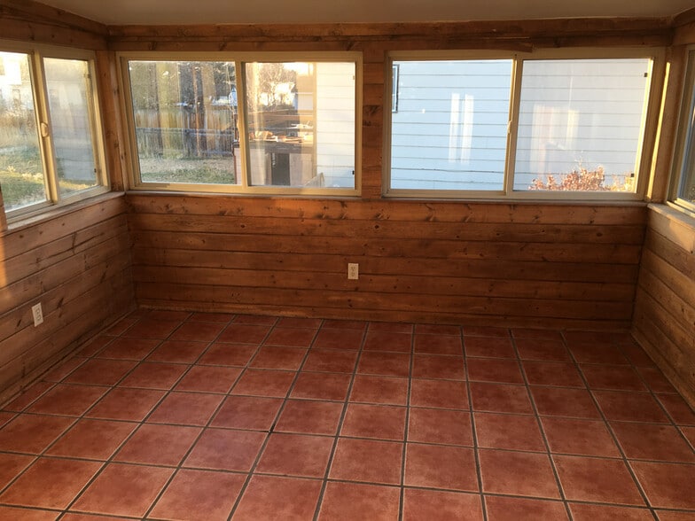 Sun room off of living room - 901 Montana St
