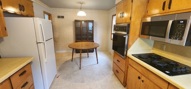 Building Photo - 3/4 bedroom house