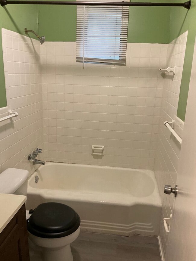 Building Photo - MOVE IN SPECIAL!!