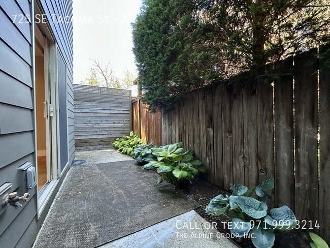Building Photo - 725 SE Tacoma St