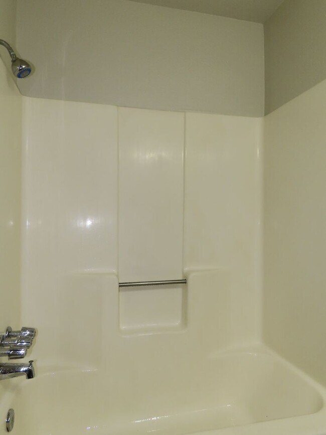 Building Photo - Updated in 2024! Gorgeous 3 Bedroom, 2 Bat...