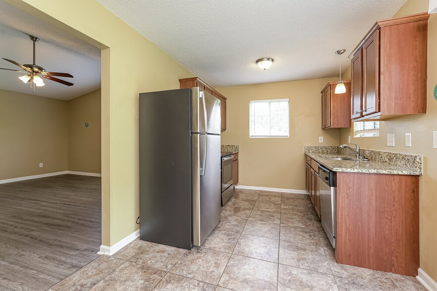 Building Photo - 2650 Stratford Lake Rd