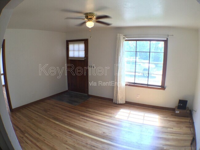 Building Photo - 812 5th St