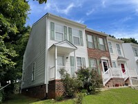 Building Photo - Beautiful 2 bed, 1 full, 2 half bath 2 sto...