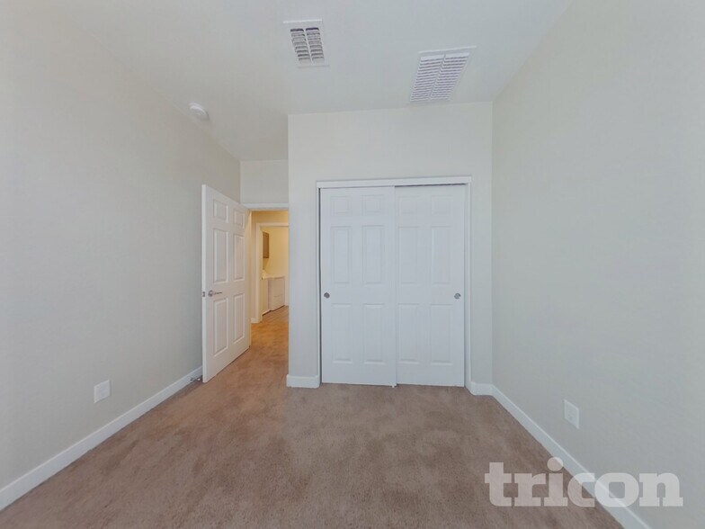 Building Photo - 2638 E Danbury Rd