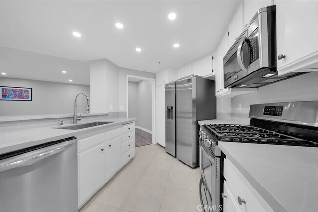 Building Photo - 2559 Plaza del Amo