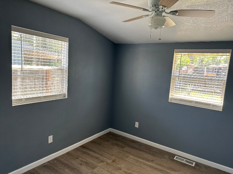 Building Photo - 401 16th Ave Ct