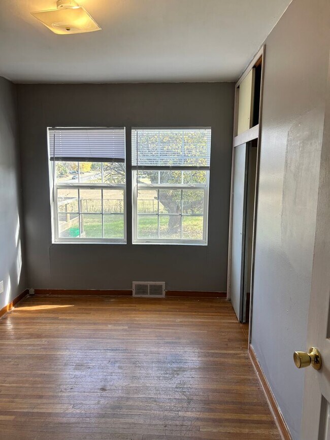 Building Photo - Quaint & Cozy Home