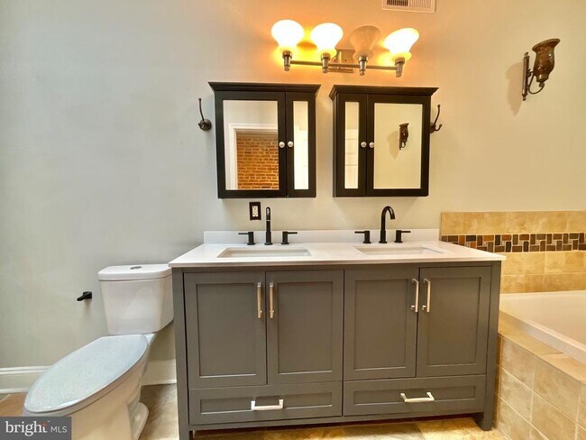 Building Photo - 132 S Potomac St