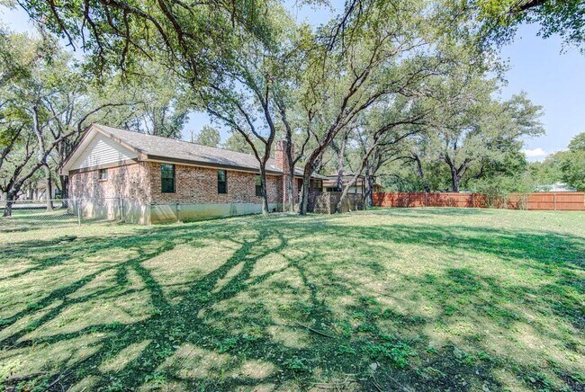Building Photo - 804 Cielo Dr