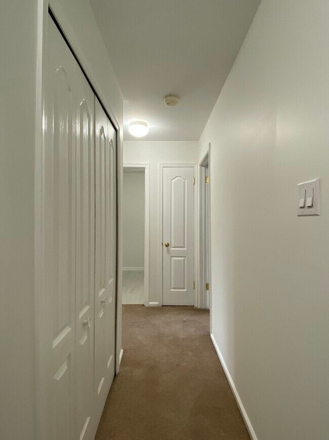 Building Photo - 6902 Colonial Ct