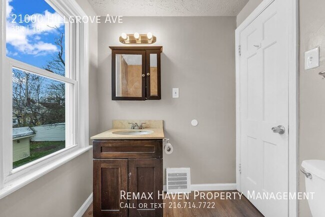 Building Photo - 21000 Hillgrove, Maple Hts - Gorgeous 3 be...