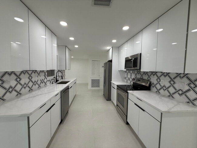 Building Photo - 137 Alcazar St