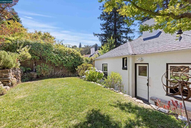 Building Photo - 1048 Leo Way