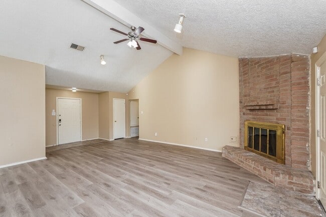 Building Photo - 1711 Meadow Green Dr