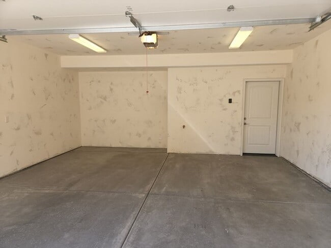 Building Photo - Convenient Park's Edge Townhouse