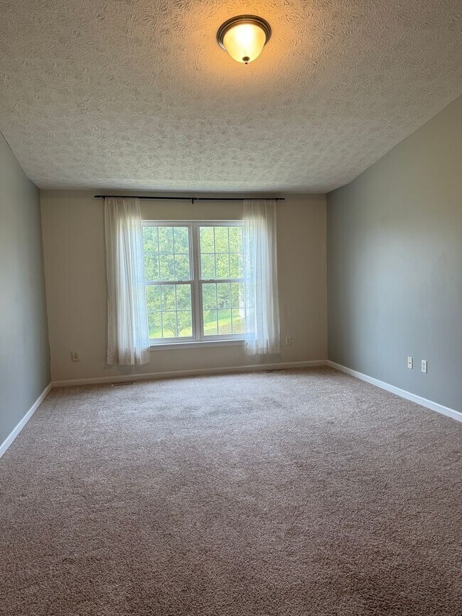 Building Photo - Spacious 4 Bed, 2.5 Bath Home in Woodgate