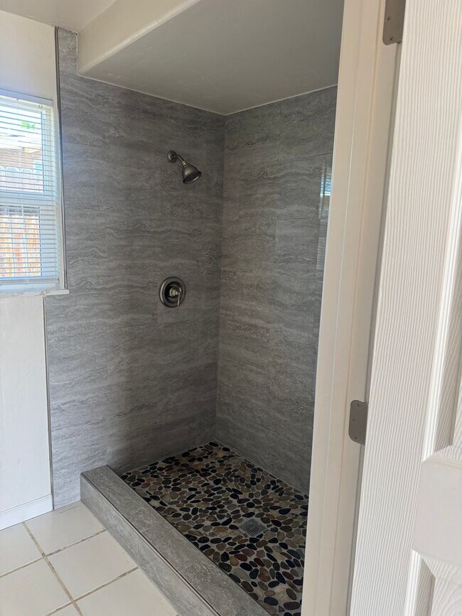 Building Photo - NE 4 bedroom home by Bakersfield College