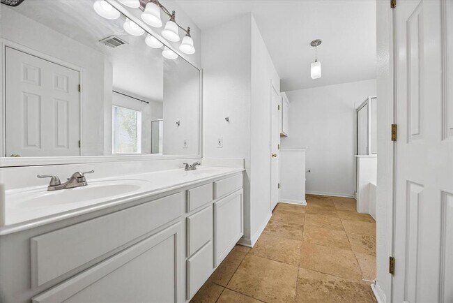 Building Photo - 124 Lago Grande Dr