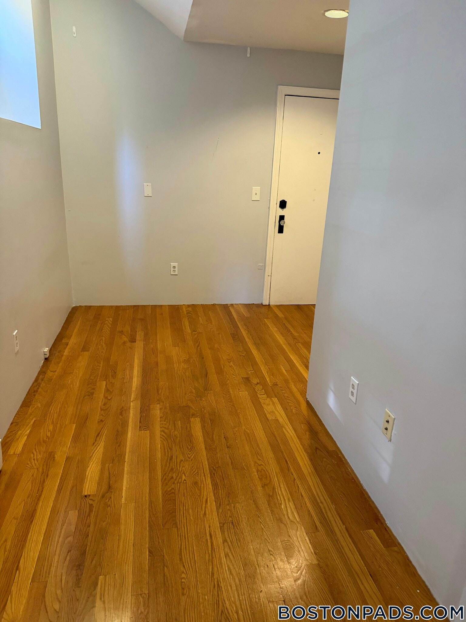 Building Photo - 452 Park Dr