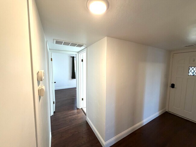 Building Photo - Charming 3-Bed, 1-Bath West Sacramento Home – Updated with Solar!