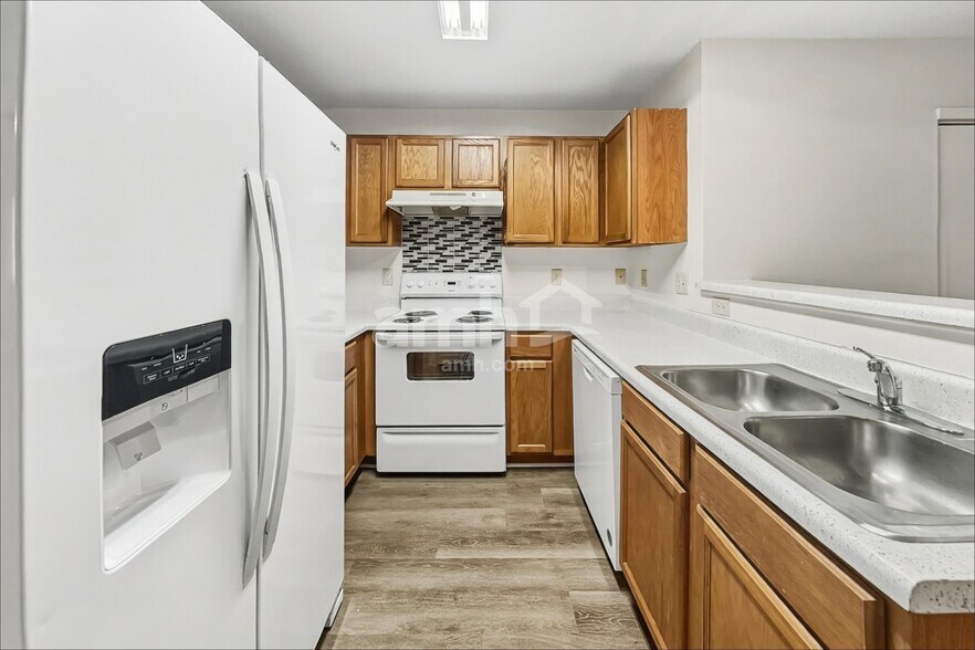 Building Photo - 5701 Hidden Lake Dr