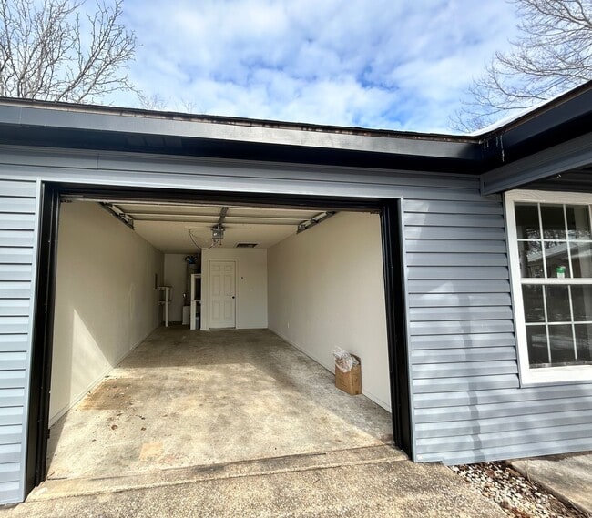 Building Photo - Elkins! 3 bed 2 bath with a huge fenced back yard