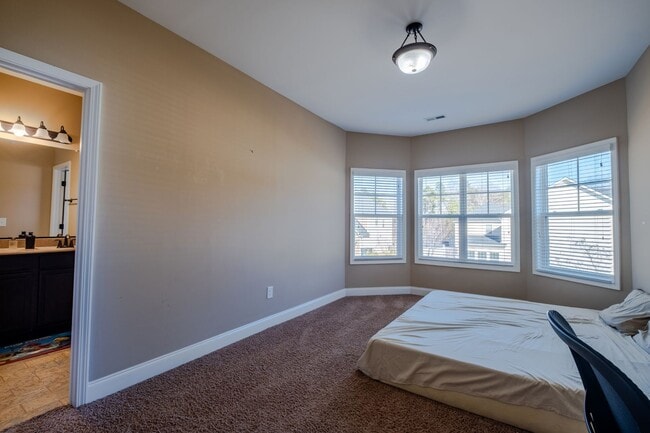 Building Photo - 5773 Highland Grove Dr