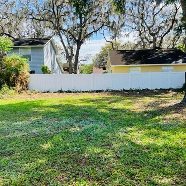 Building Photo - UCF Duplex