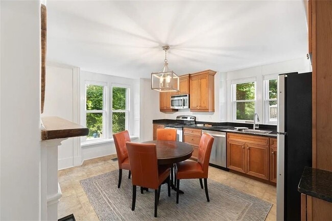 Building Photo - 77 Coggeshall Ave