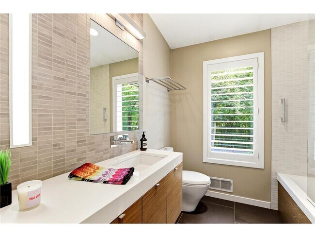 Building Photo - 20650 Bayview Ct