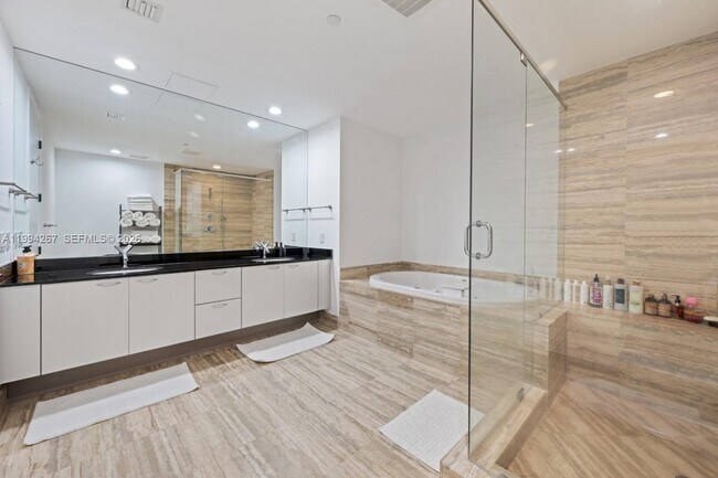 Building Photo - 15811 Collins Ave